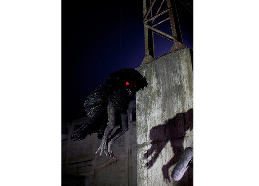 Phải chăng quái vật Mothman xuất hiện? Một sinh vật có cánh với đôi mắt đỏ bay lơ lửng được nhìn thấy ở Point Pleasant, Tây Virginia, Mỹ năm 2011. Bất cứ ai nhìn thấy sinh vật kỳ dị này đều mang ám ảnh về những điềm gở, cho đến nay vẫn chưa có giải đáp khoa học nào cho điều này.